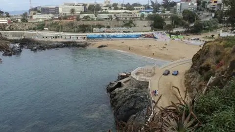 Adolescente desaparece tras lanzarse al mar en playa Las Torpederas de Valparaíso