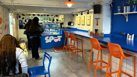 La cafetería subterránea a pasos de la Plaza Perú que da refugio a los penquistas y sus mascotas