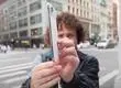 Luisito Comunica compra el nuevo iPhone Air y se lleva tremenda sorpresa al hacer “prueba” de resistencia