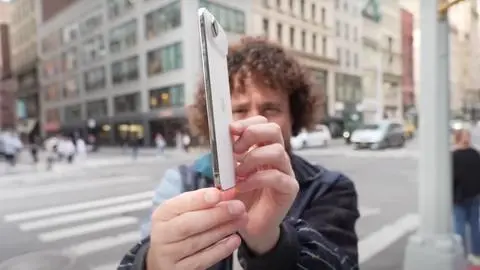 Luisito Comunica compra el nuevo iPhone Air y se lleva tremenda sorpresa al hacer “prueba” de resistencia