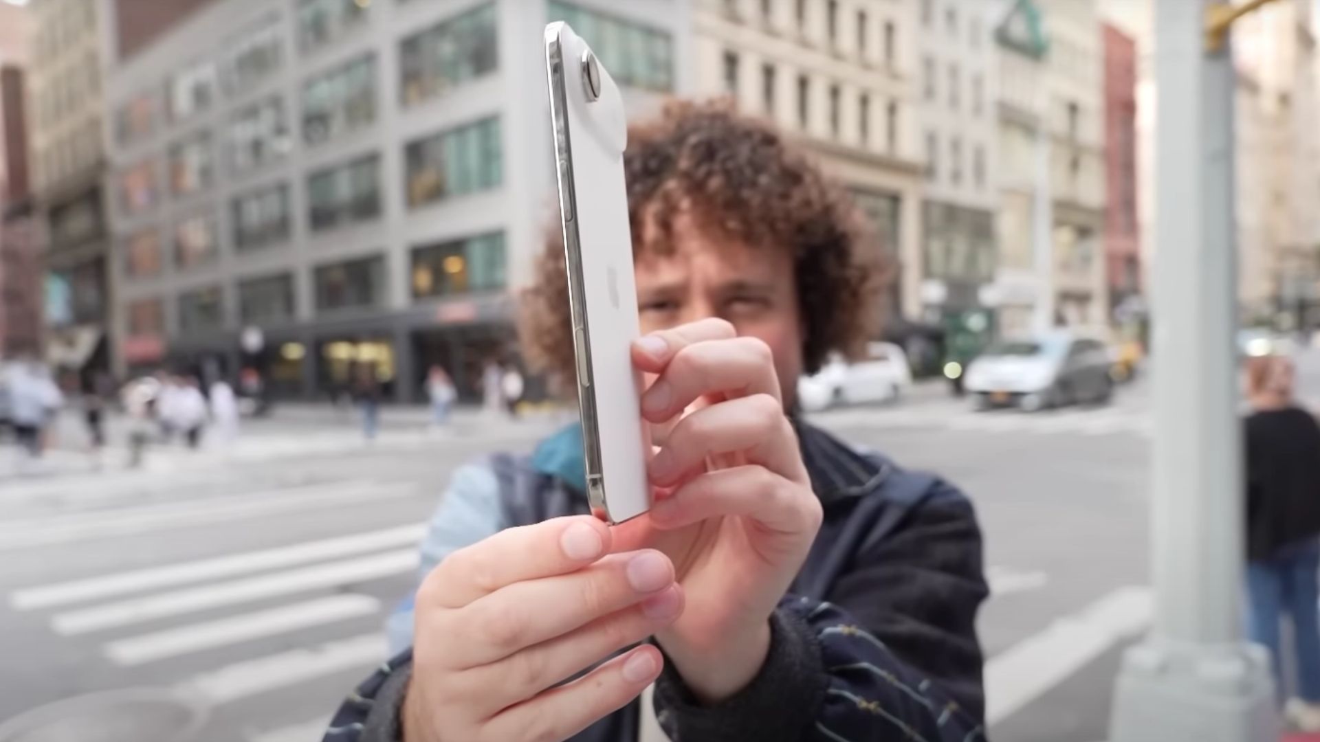 Luisito Comunica compra el nuevo iPhone Air y se lleva tremenda sorpresa al hacer “prueba” de resistencia