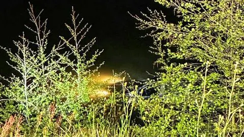 Camioneta cae a las aguas del río Biobío desde la Costanera entre Concepción y Chiguayante: Amplio operativo de Bomberos