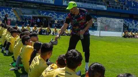 Despedida de Claudio Bravo tuvo éxito total en Concepción
