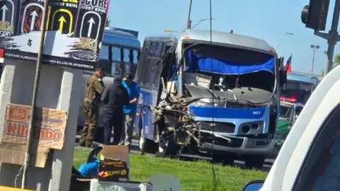 Taxibús de la locomoción colectiva y camión colisionan en conocido cruce del Gran Concepción