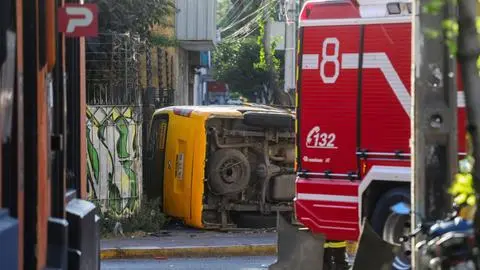 Furgón escolar con niños se vuelca tras colisión con vehículo en Recoleta: Habría un fallecido