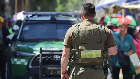 Detienen a conocido cantante urbano tras evitar control policial en Lo Barnechea: Portaba droga y casi $70 millones
