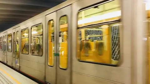 Encuentran muertas a dos niñas de 12 y 13 años que intentaron cumplir un peligroso desafío viral de TikTok en el metro de Nueva York