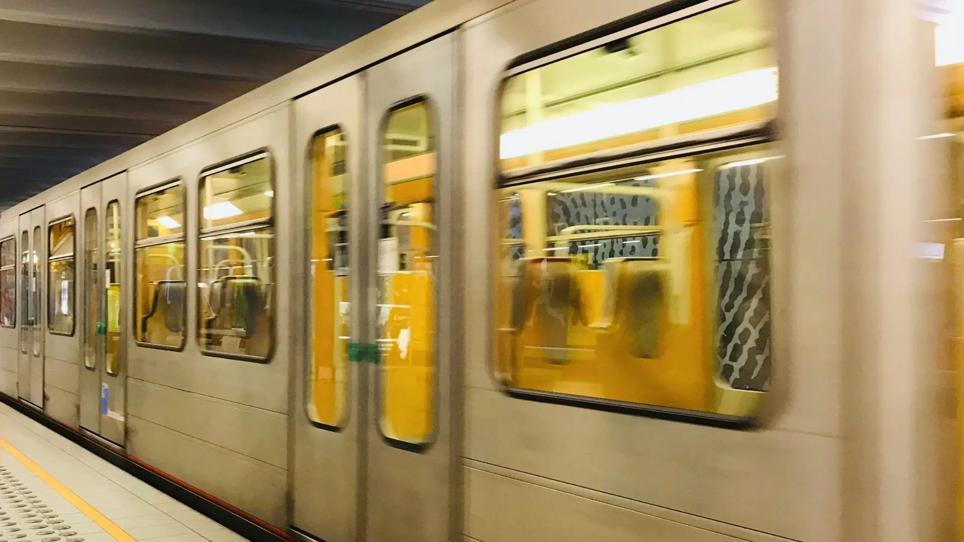 Encuentran muertas a dos niñas de 12 y 13 años que intentaron cumplir un peligroso desafío viral de TikTok en el metro de Nueva York