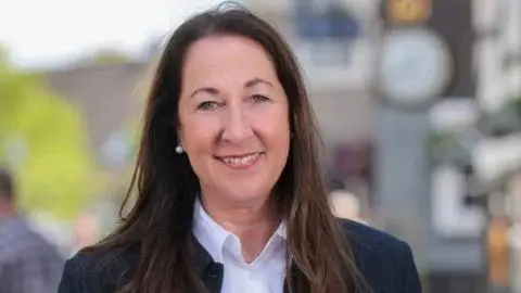 Detuvieron a sus dos hijos adoptivos: Alcaldesa recién electa está grave tras ser apuñalada en múltiples ocasiones en Alemania