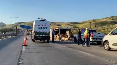 Víctimas salieron eyectadas del camión: Dos personas fallecidas deja accidente vehicular en la Ruta 5 Norte de Lampa
