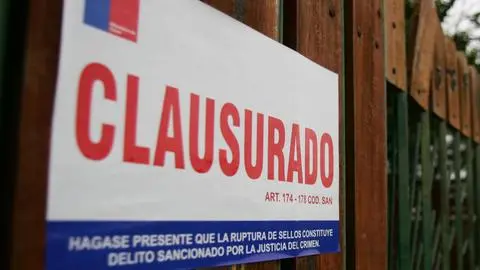 Una mujer estaba totalmente sedada: Allanan y clausuran clínica estética sin autorización necesaria en Las Condes