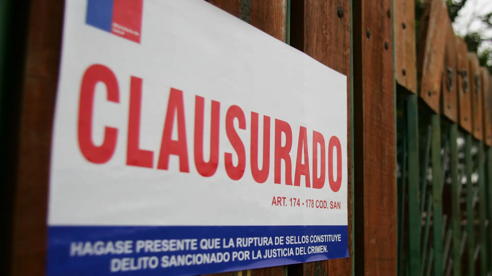 Una mujer estaba totalmente sedada: Allanan y clausuran clínica estética sin autorización necesaria en Las Condes
