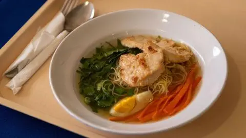 Estos son los ingredientes del ramen chileno, el innovador plato que llegaría a los colegios del país
