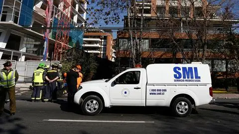 Mujer falleció mientras se duchaba producto de emanación de monóxido de carbono al interior de un departamento en Santiago
