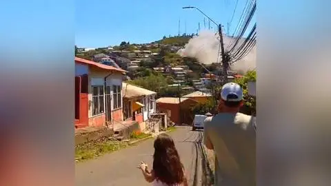 Incendio se propagó desde vivienda hacia el cerro Buena Vista en Talcahuano