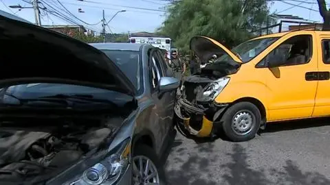 Menores resultaron lesionadas: Furgón escolar con 12 niñas a bordo sufre nuevo accidente vehicular en Recoleta