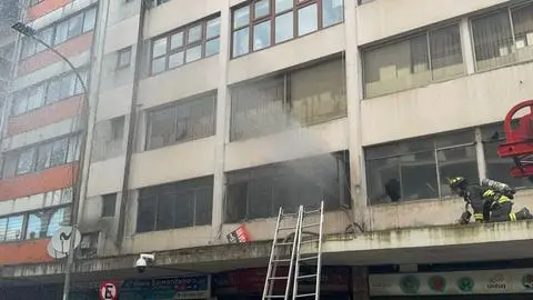 Incendio afecta departamento en pleno centro de Concepción