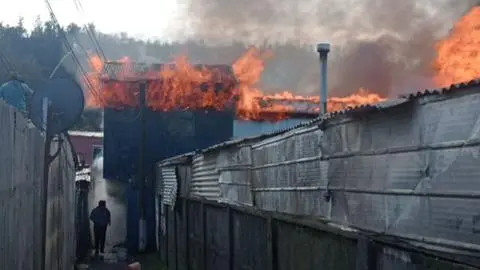 Incendio de gran magnitud afecta a población Pedro de Valdivia Bajo en Concepción: Acuden múltiples compañías de Bomberos