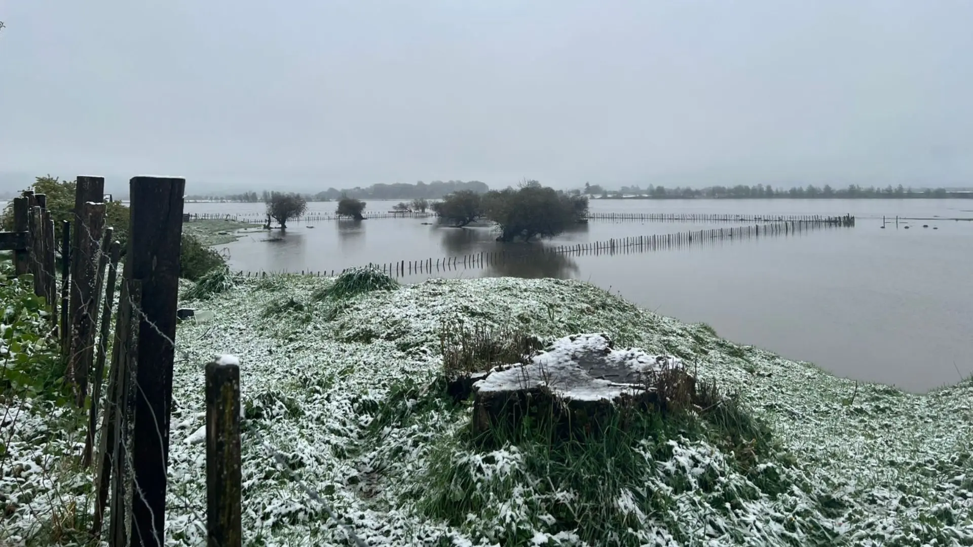 Clases suspendidas y cortes de tránsito: Emiten alerta roja por acumulación de nieve en Región de Aysén