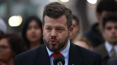 Johannes Kaiser renuncia temporalmente a su dieta parlamentaria por gira de campaña presidencial