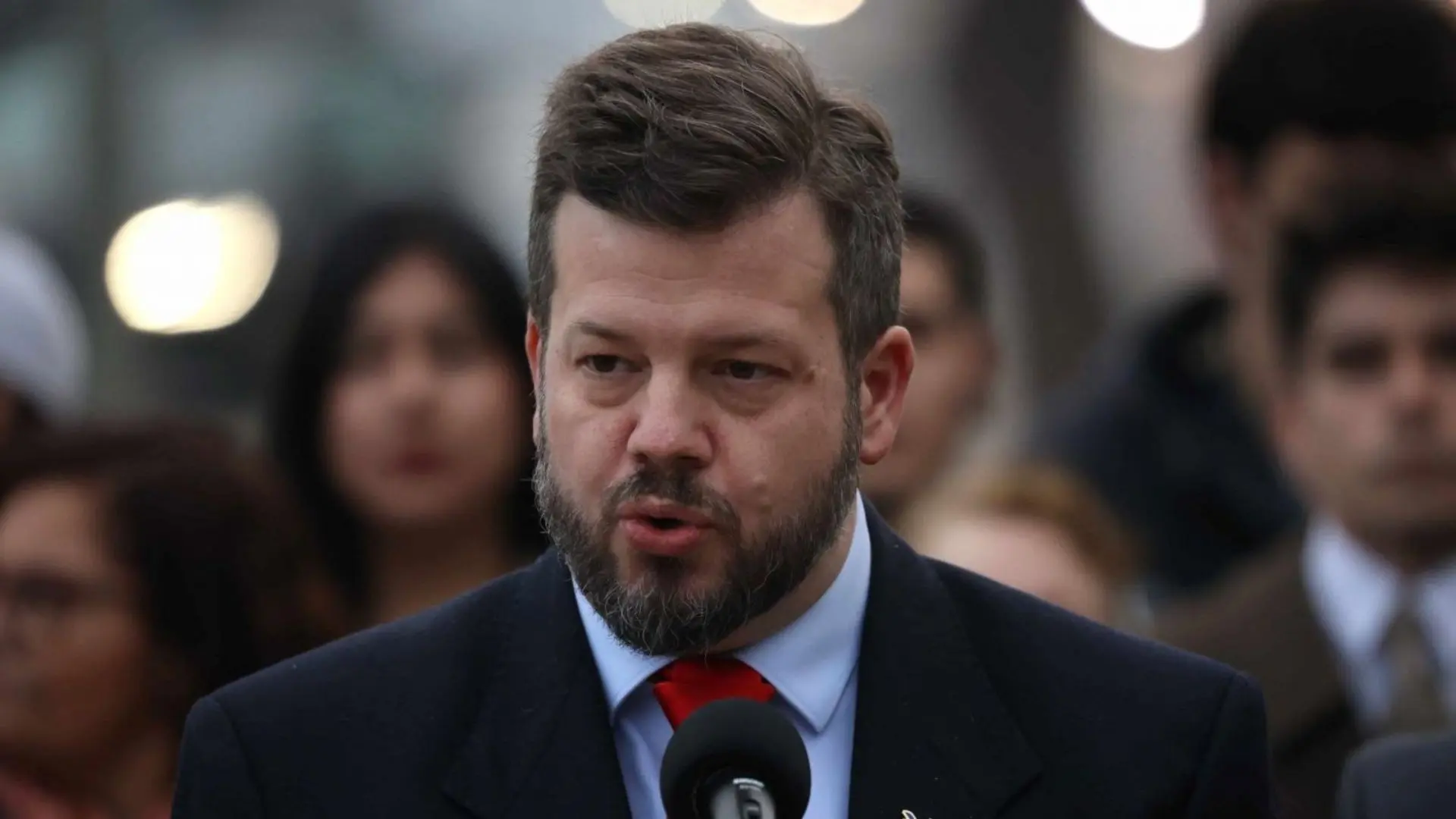 Johannes Kaiser renuncia temporalmente a su dieta parlamentaria por gira de campaña presidencial