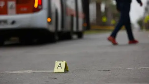 Ataque directo: bajan de un auto y disparan contra un hombre en plena vía pública en La Reina