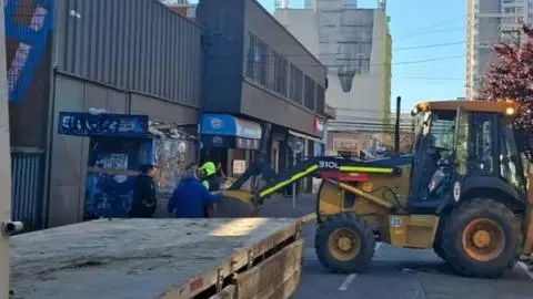 Retiran históricos kioscos abandonados en donde solían venderse diarios y revistas en Concepción: Estaban en sectores emblemáticos de la ciudad