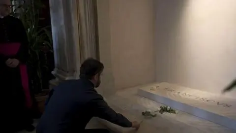 Boric visita la tumba del papa Francisco en su primera jornada oficial en Roma