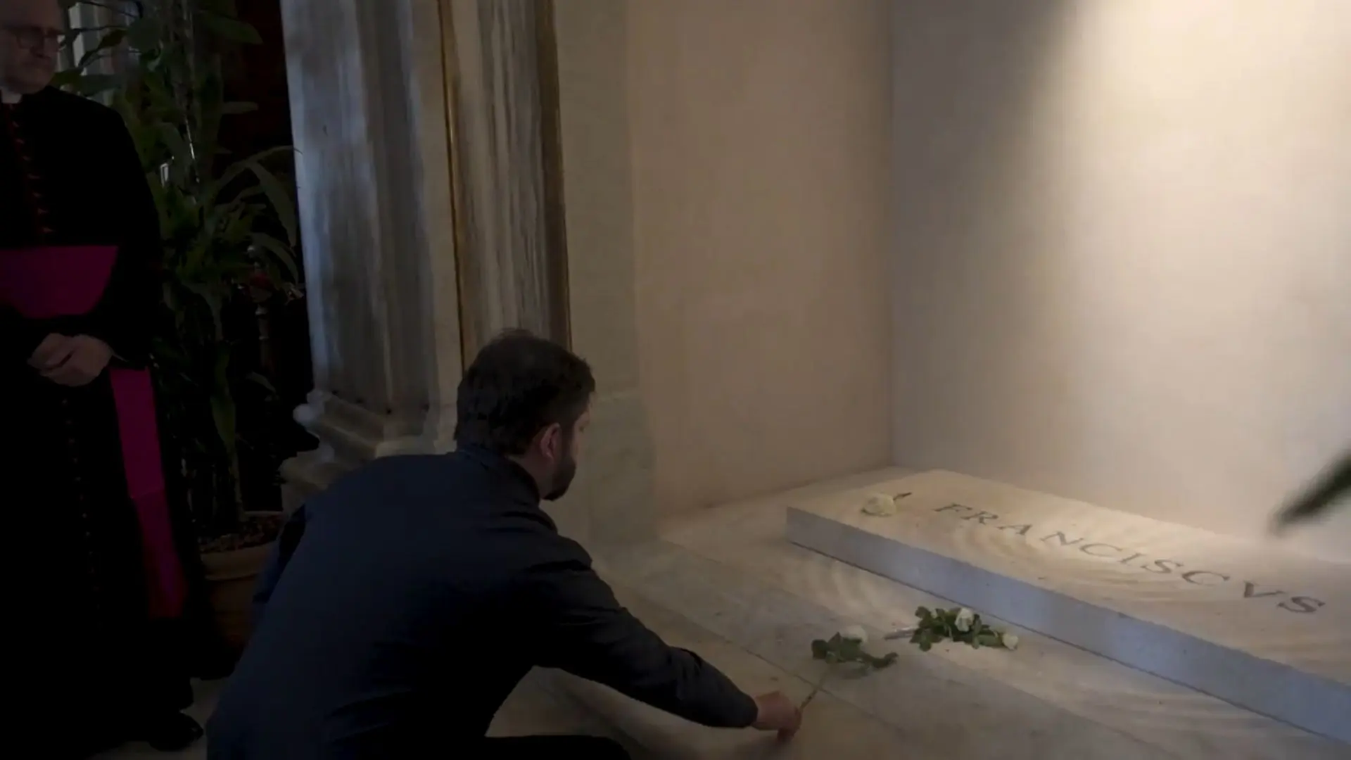 Boric visita la tumba del papa Francisco en su primera jornada oficial en Roma