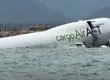 Avión de carga cae al mar en Hong Kong tras salirse de la pista: dos trabajadores del aeropuerto murieron