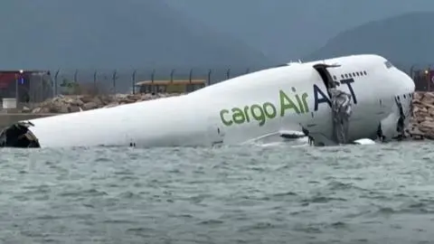 Avión de carga cae al mar en Hong Kong tras salirse de la pista: dos trabajadores del aeropuerto murieron