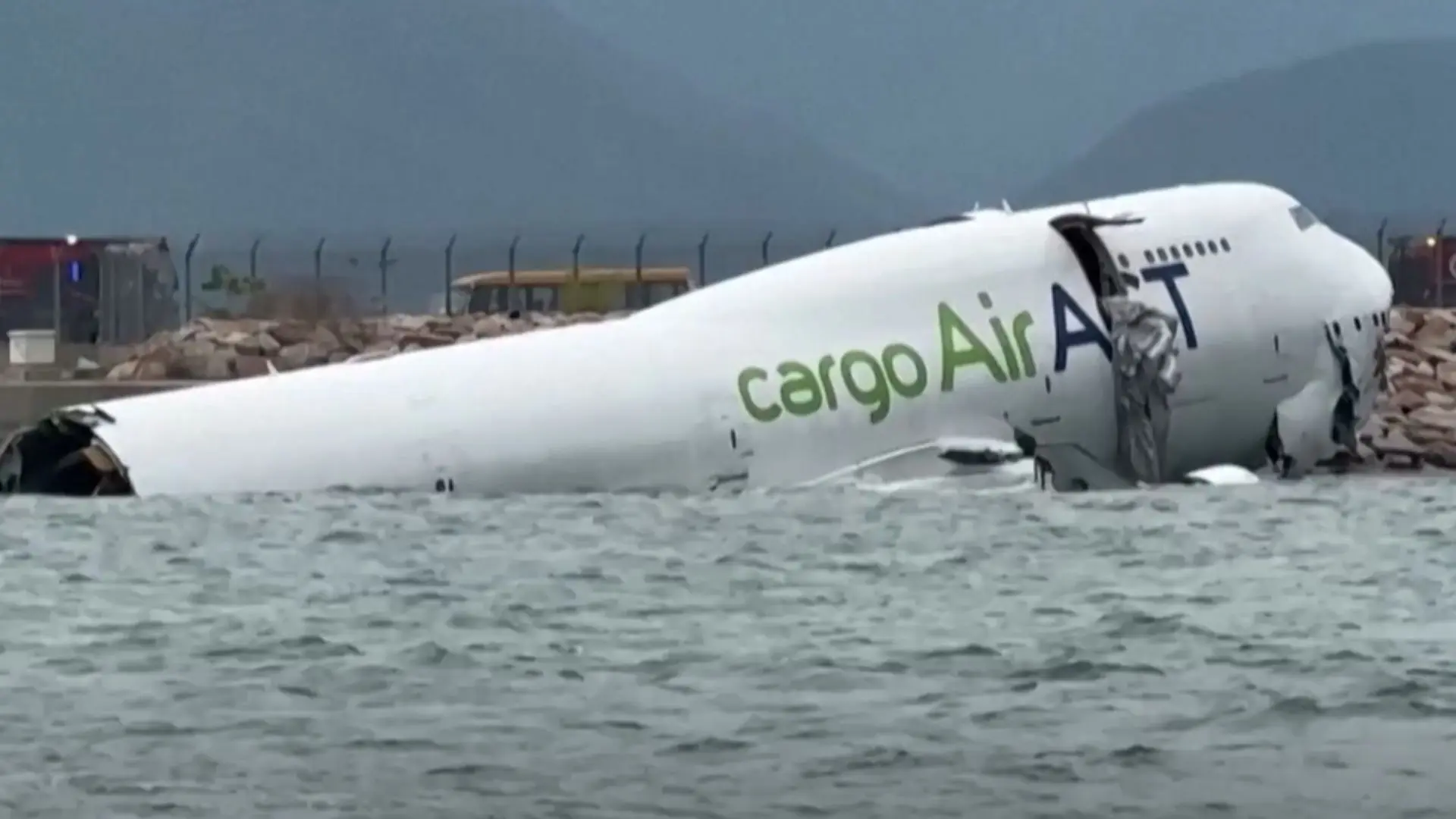Avión de carga cae al mar en Hong Kong tras salirse de la pista: dos trabajadores del aeropuerto murieron