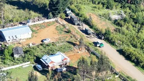 Desalojo de lujosa “toma Vip” en espacios forestales de Curanilahue: operativo policial se despliega en terrenos con casas de alto estándar