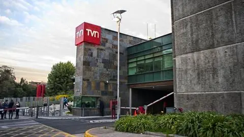 Se suma a otros inmuebles ofertados: TVN pone en venta la mitad de su edificio histórico en Santiago en medio de compleja crisis financiera