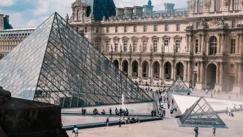 Roban las joyas de Napoleón y de la emperatriz Eugenia del Museo Louvre en Francia