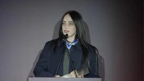 Billie Eilish critica a los multimillonarios y dona 11,5 millones de dólares a causas sociales