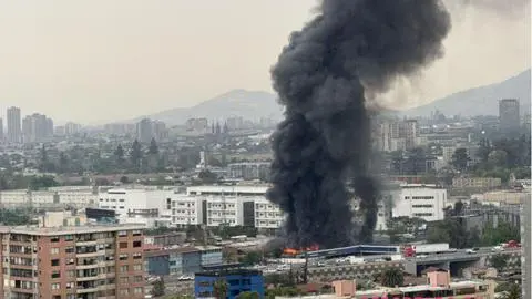 Gigantesco incendio afecta a tienda de neumáticos en Pedro Aguirre Cerda
