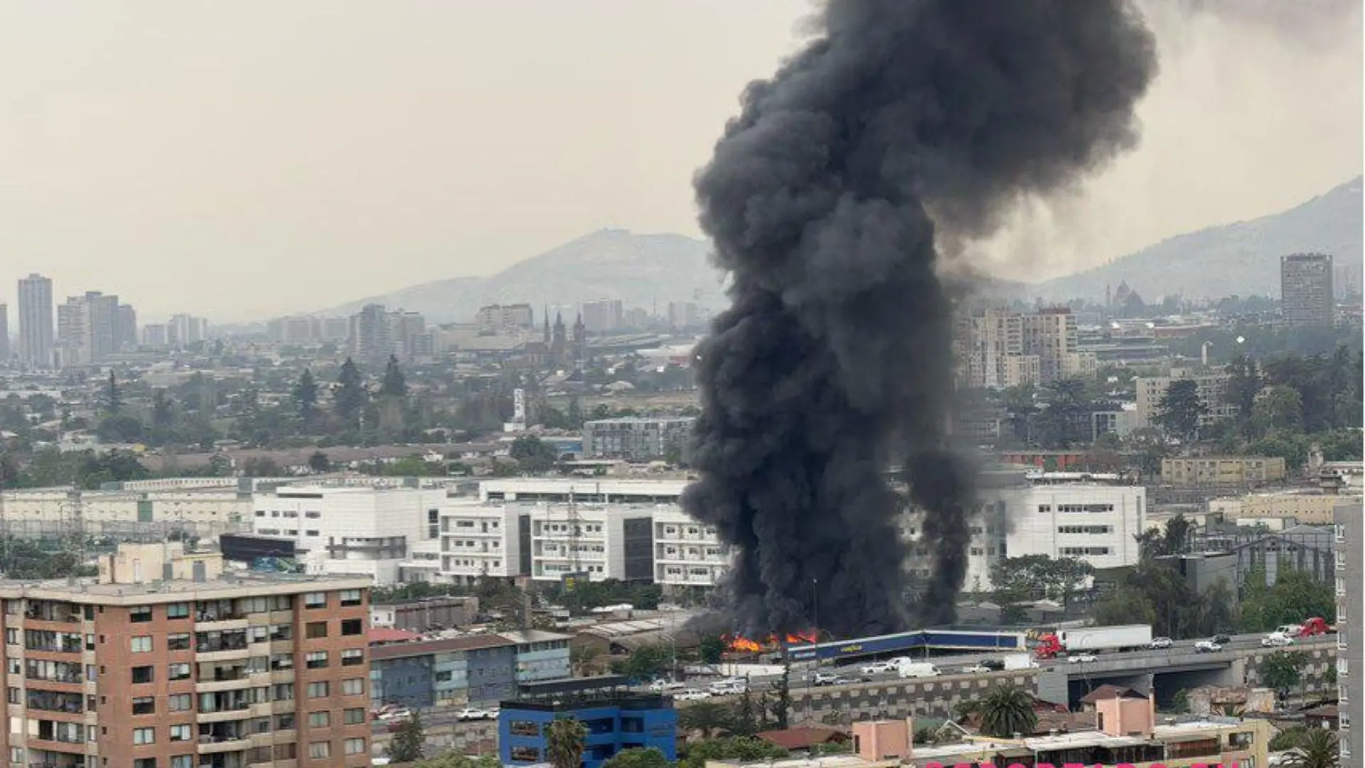Gigantesco incendio afecta a tienda de neumáticos en Pedro Aguirre Cerda