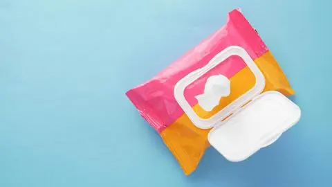 Marca de cosméticos comercializados en Chile retira toallitas desmaquillantes por bacteria potencialmente peligrosa