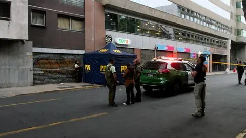 Investigan hallazgo de cadáver de mujer a las afueras de edificio en Santiago: Conserje dijo no conocerla