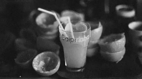 Caipirinhas bajo sospecha: ola de intoxicaciones por alcohol adulterado sacude a Brasil