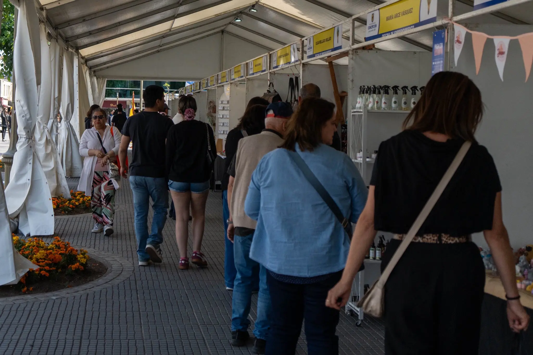 Emprendedores formalizados fueron parte de feria en Plaza de la Independencia
