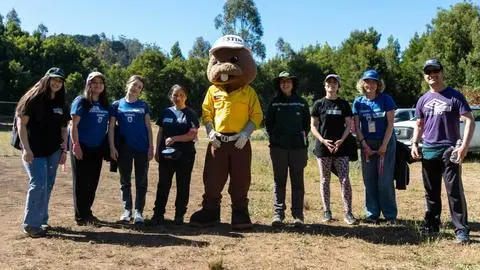Voluntarios junto a CONAF realizaron limpieza y 1.000 metros de cortafuegos en Parque Metropolitano Cerro Caracol