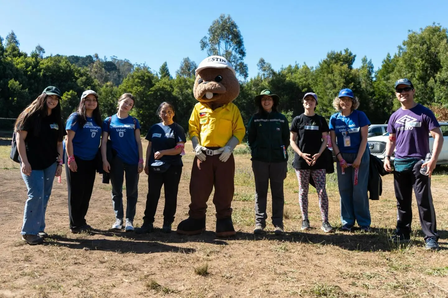 Voluntarios junto a CONAF realizaron limpieza y 1.000 metros de cortafuegos en Parque Metropolitano Cerro Caracol
