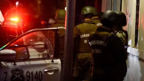 Mujer atraía a hombres a moteles para drogarlos y robar sus claves bancarias: su marido la esperaba afuera para concretar los fraudes en Providencia