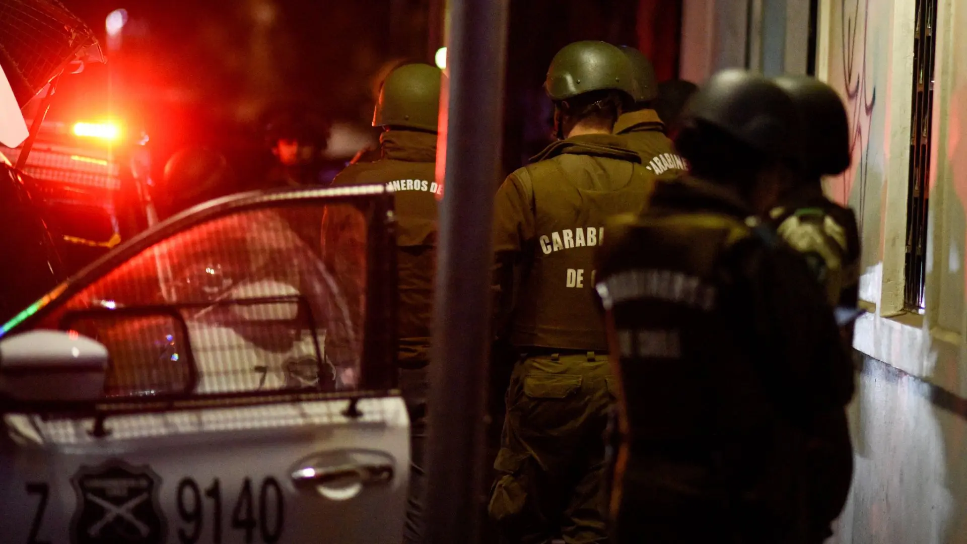 Mujer atraía a hombres a moteles para drogarlos y robar sus claves bancarias: su marido la esperaba afuera para concretar los fraudes en Providencia