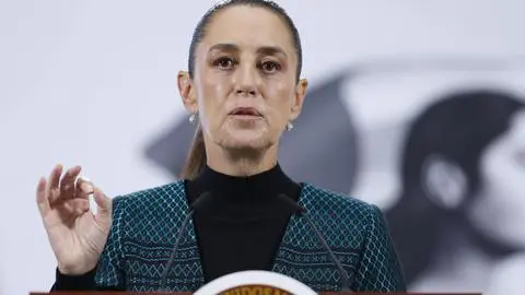 Captan a hombre acosando a la presidenta Claudia Sheinbaum mientras saludaba a vecinos en México