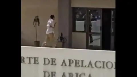 Captan momento en que hombre entra a atacar a funcionario judicial y luego es abatido por Carabineros en Arica