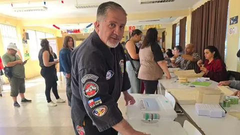 Diputado llegó con su indumentaria de karateca a votar en local del Gran Concepción: Llamó a los jóvenes a involucrarse más