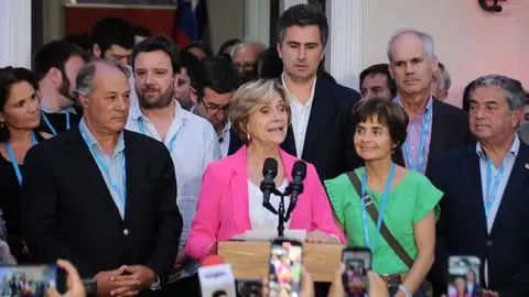 Matthei reconoce derrota y acude al comando de Kast para felicitarlo y expresar su apoyo